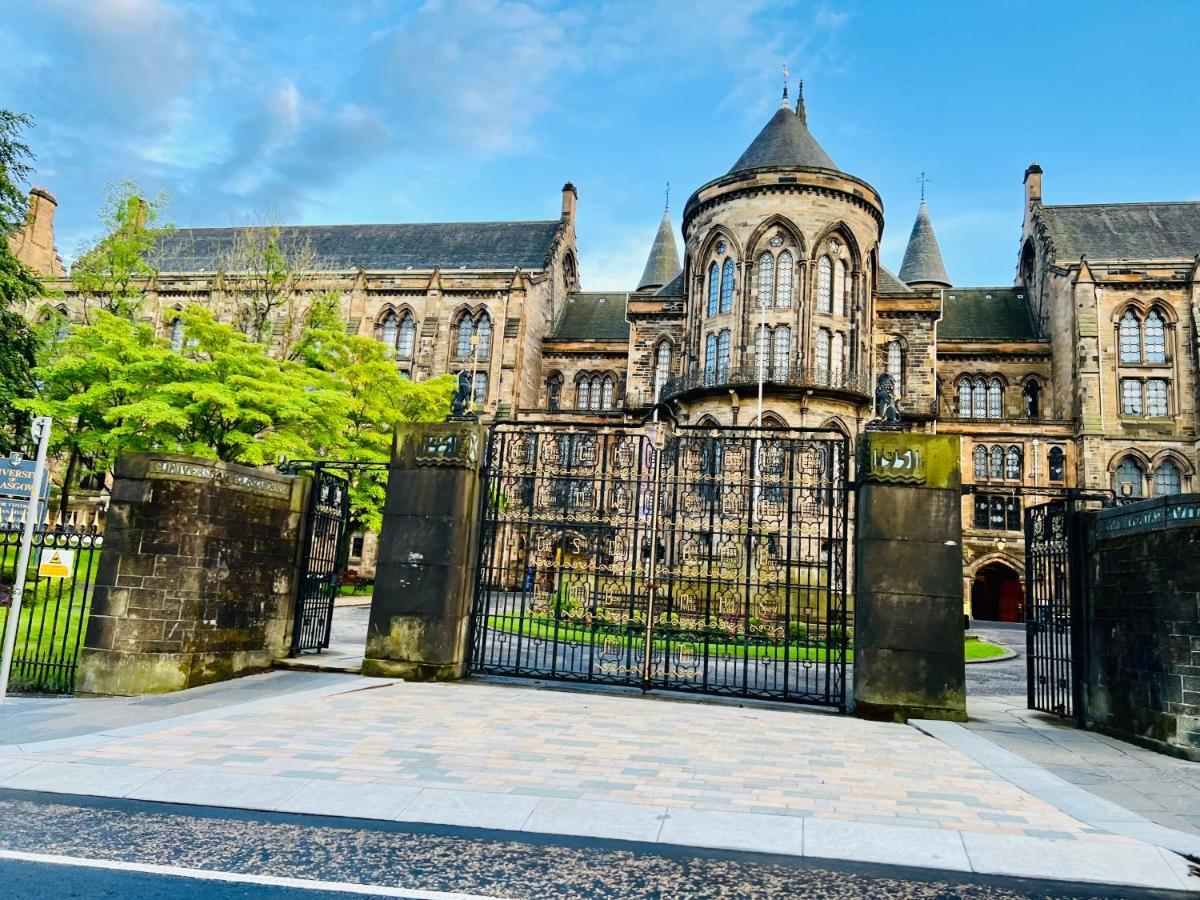 הוילה Designer House - University Of Glasgow / Central Glasgow 'Hillhead' West End G12 - Luxurious & Contemporary Detached House / Terrace / Garden / 'Electric Car Charging' Garage Parking מראה חיצוני תמונה